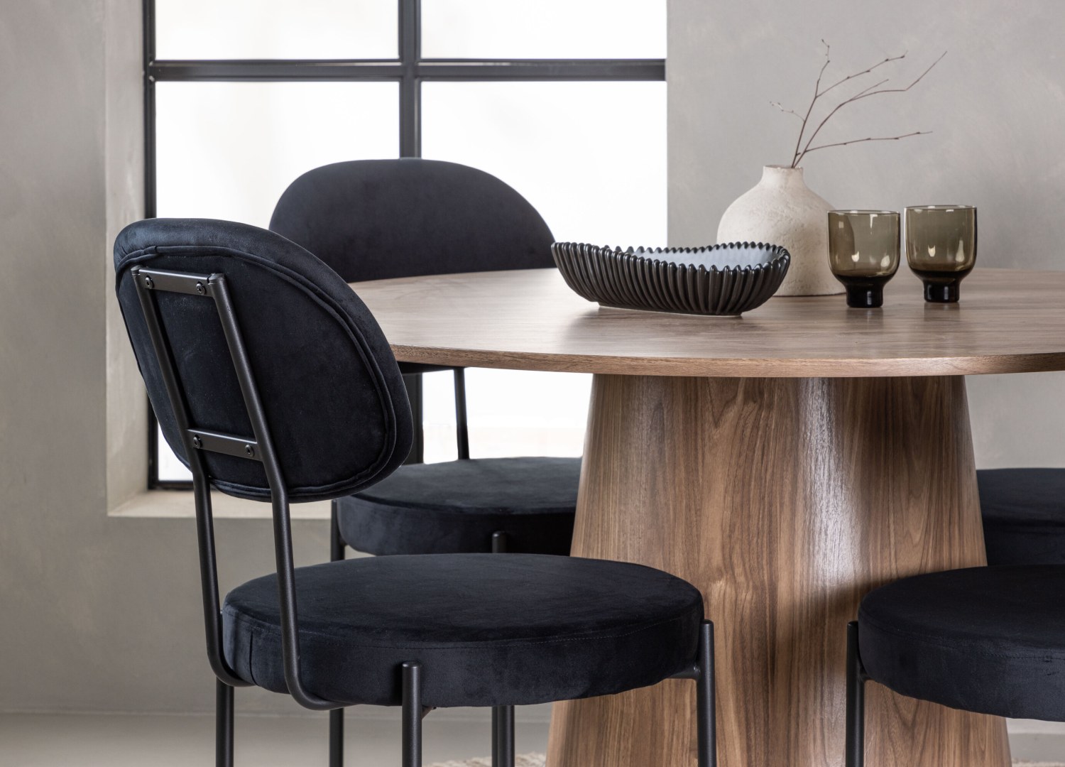 Table ronde Lanzo et 4 chaises Stella présentées dans un intérieur contemporain