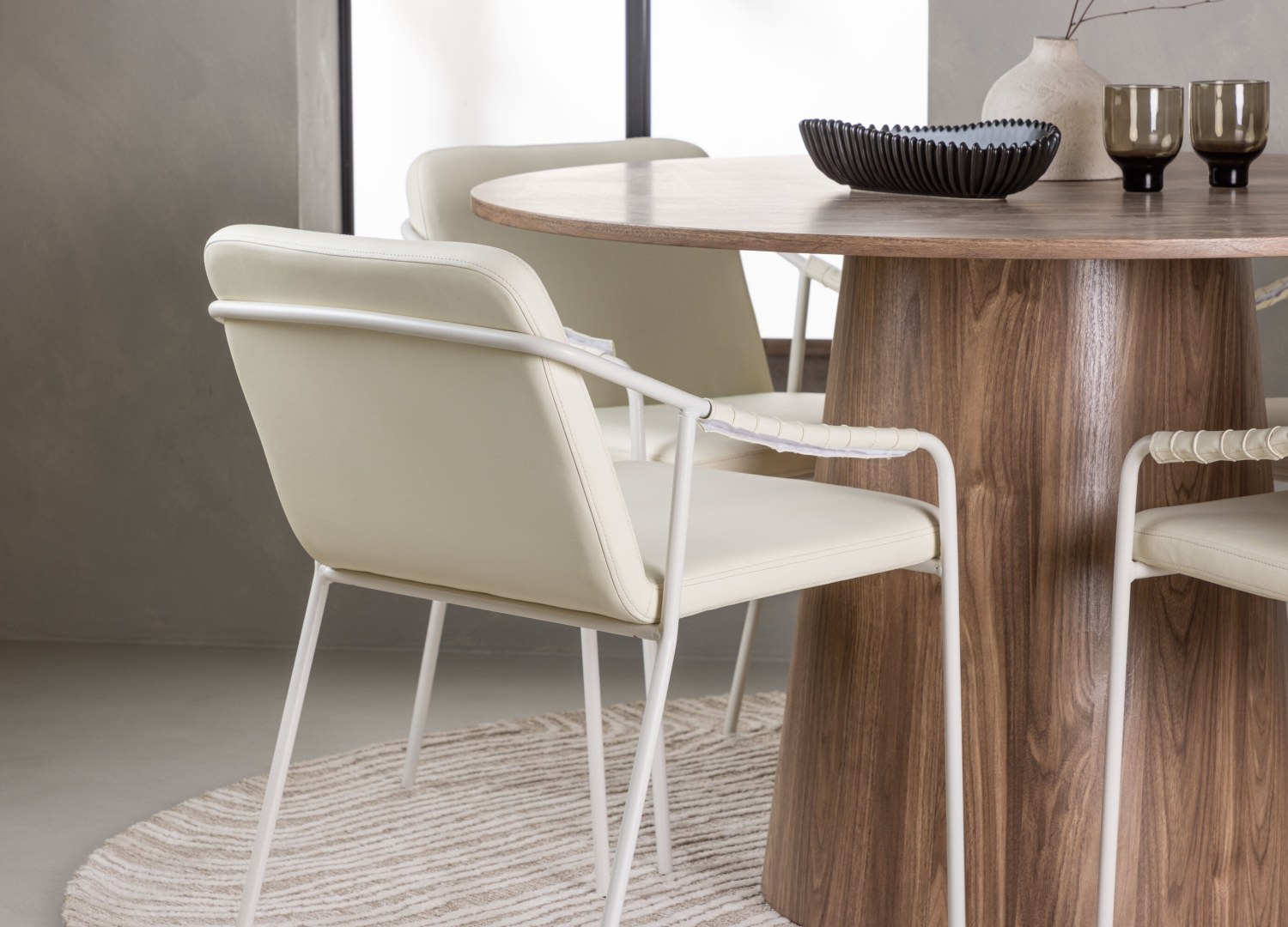 Table ronde Lanzo et 4 chaises Tvist présentées dans un intérieur contemporain