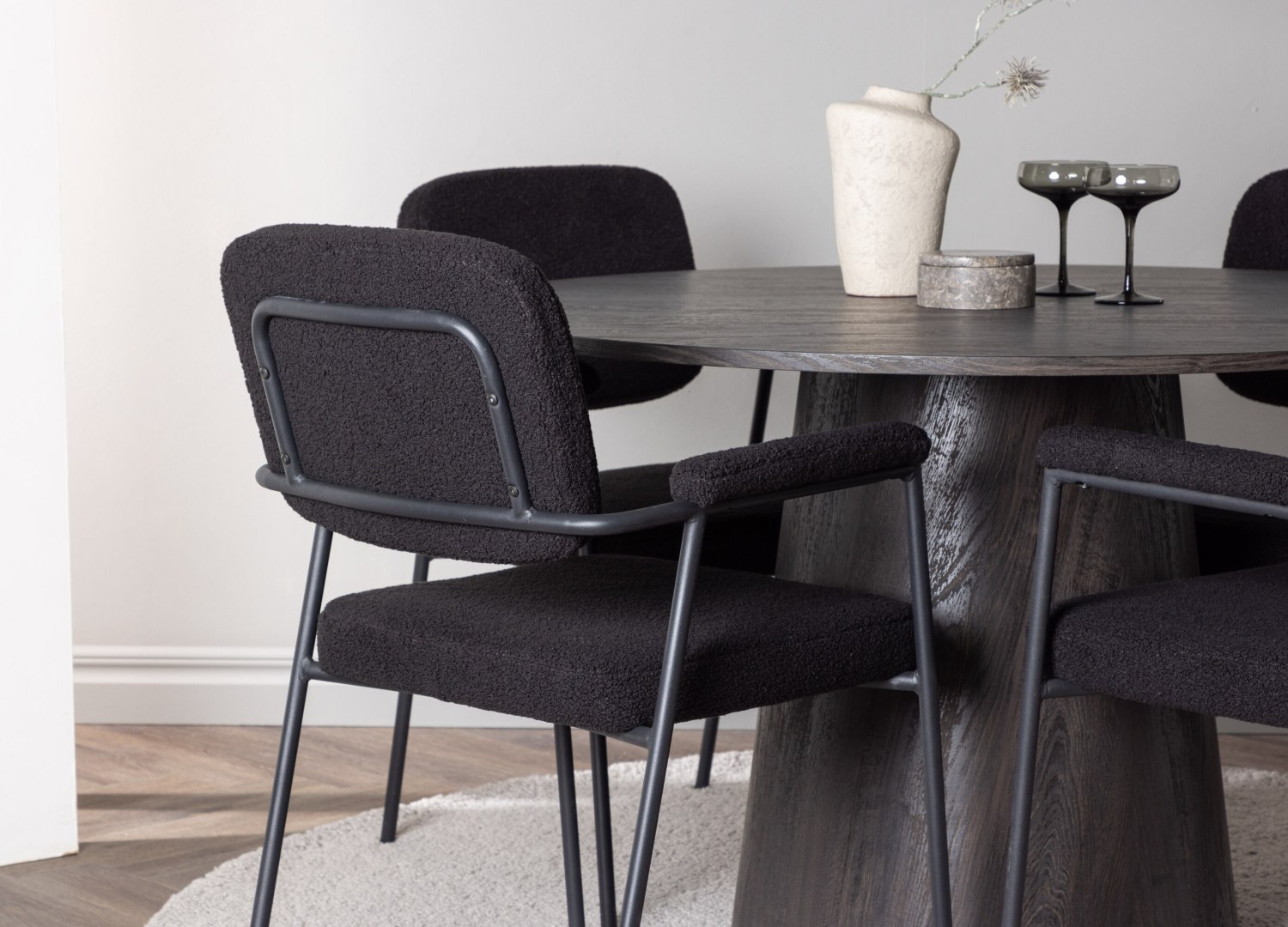 Table ronde Lanzo et 4 chaises Yesterday présentées dans un intérieur contemporain
