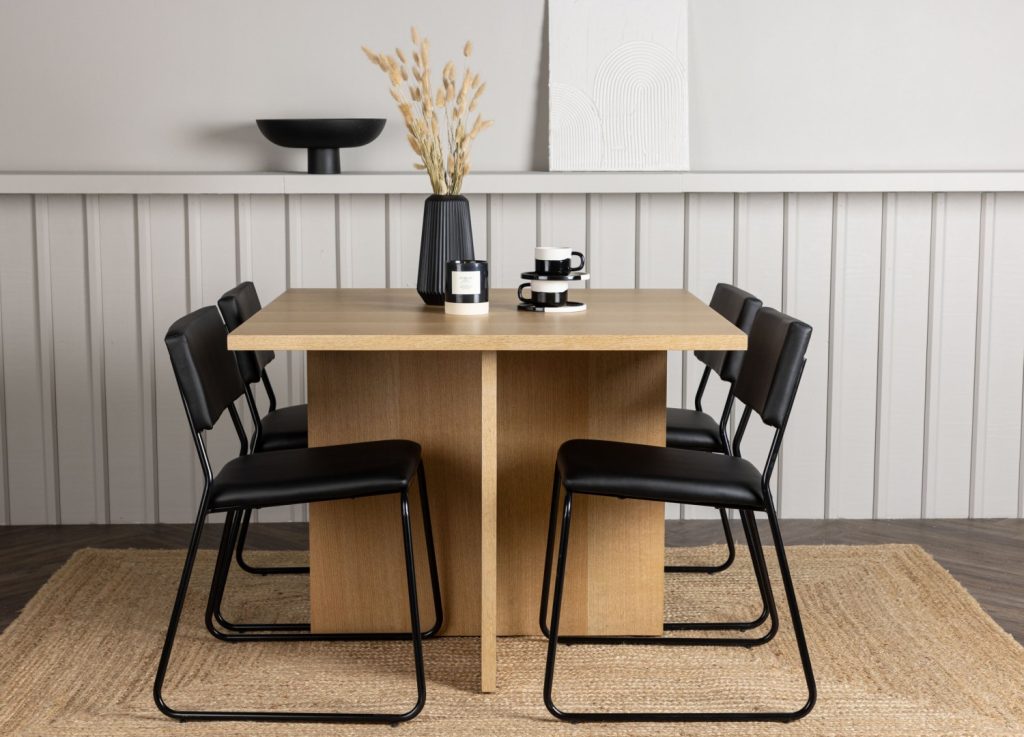 Ensemble table à manger rectangulaire Leo avec 4 chaises Kenth dans une salle à manger