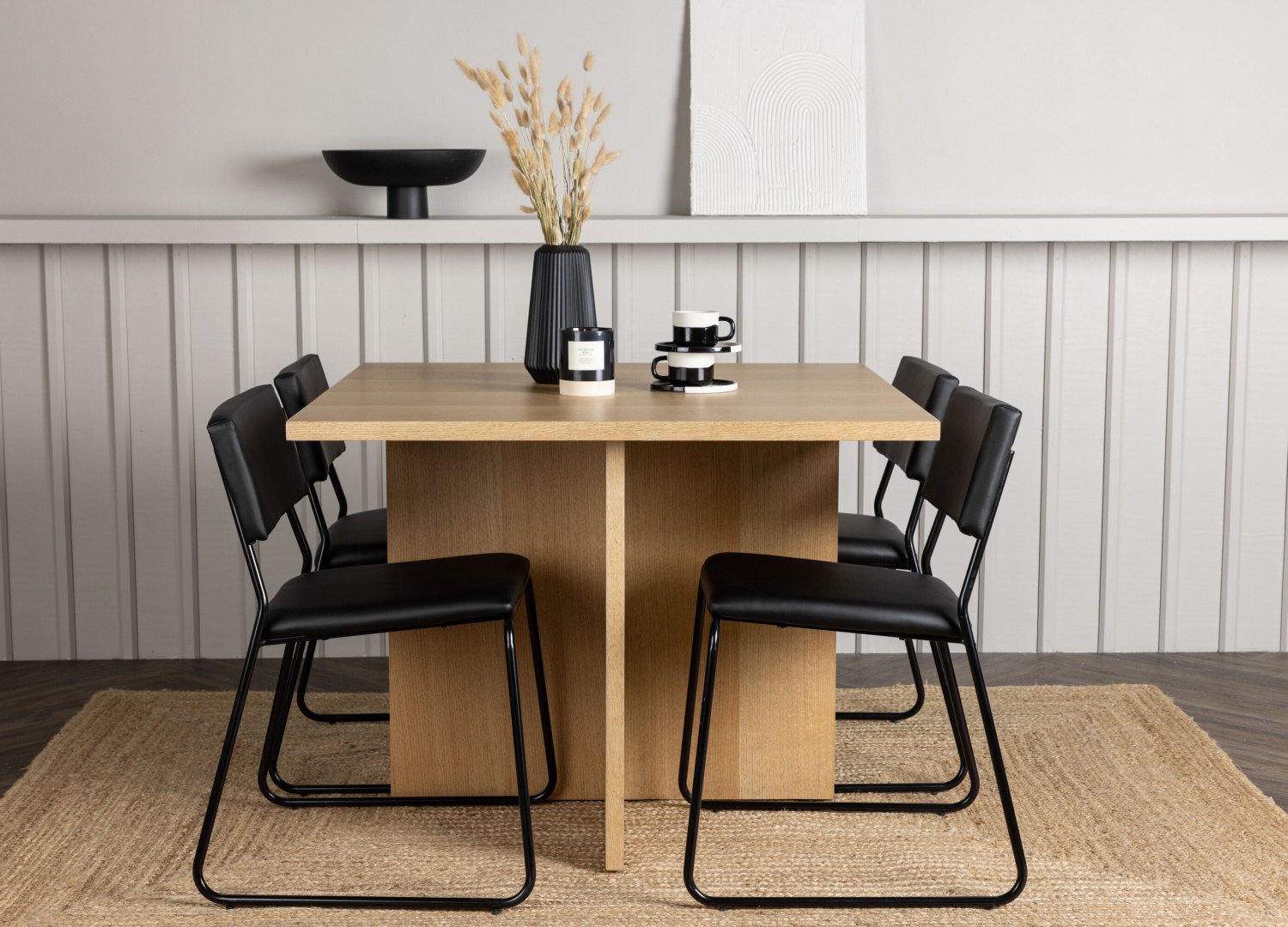 Ensemble table à manger rectangulaire Leo avec 4 chaises Kenth dans une salle à manger