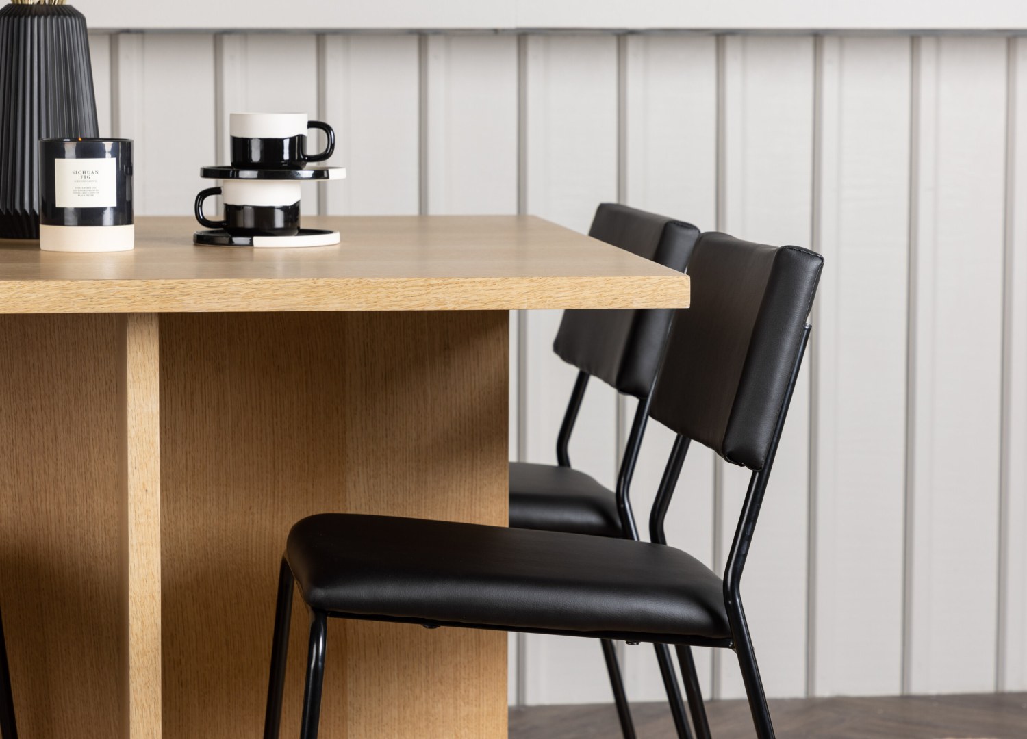 Table rectangulaire Leo et 4 chaises Kenth présentées dans un intérieur contemporain