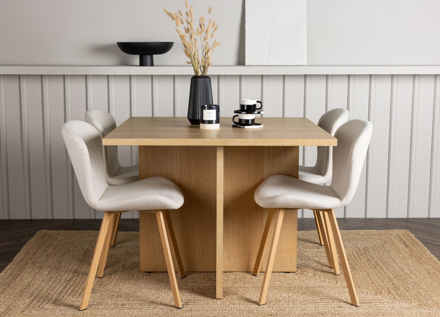 Ensemble table à manger rectangulaire Leo avec 4 chaises Lilja dans une salle à manger