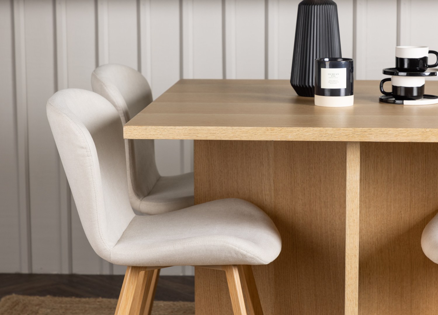 Table rectangulaire Leo et 4 chaises Lilja présentées dans un intérieur contemporain