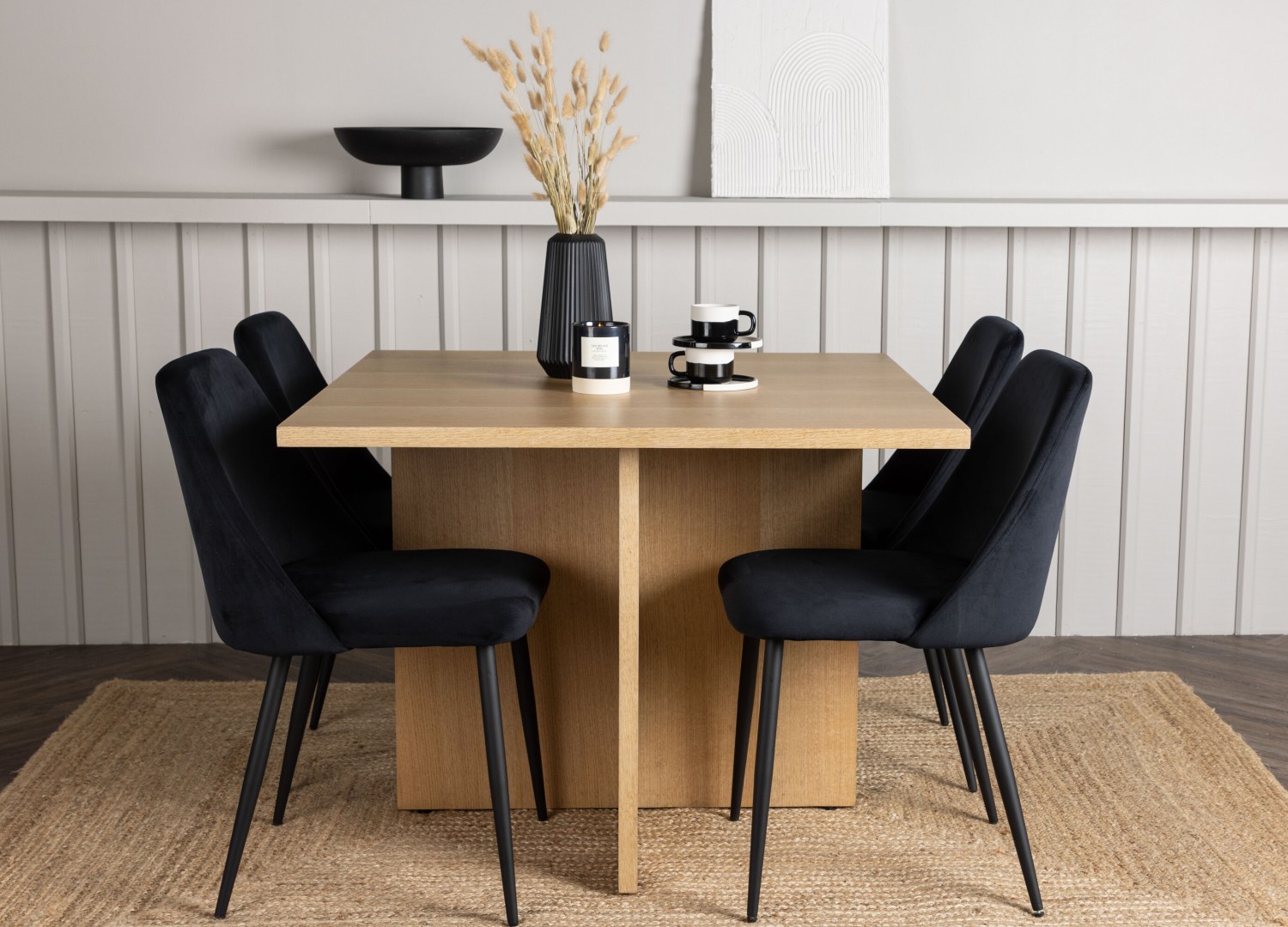 Ensemble table à manger rectangulaire Leo avec 4 chaises Night dans une salle à manger