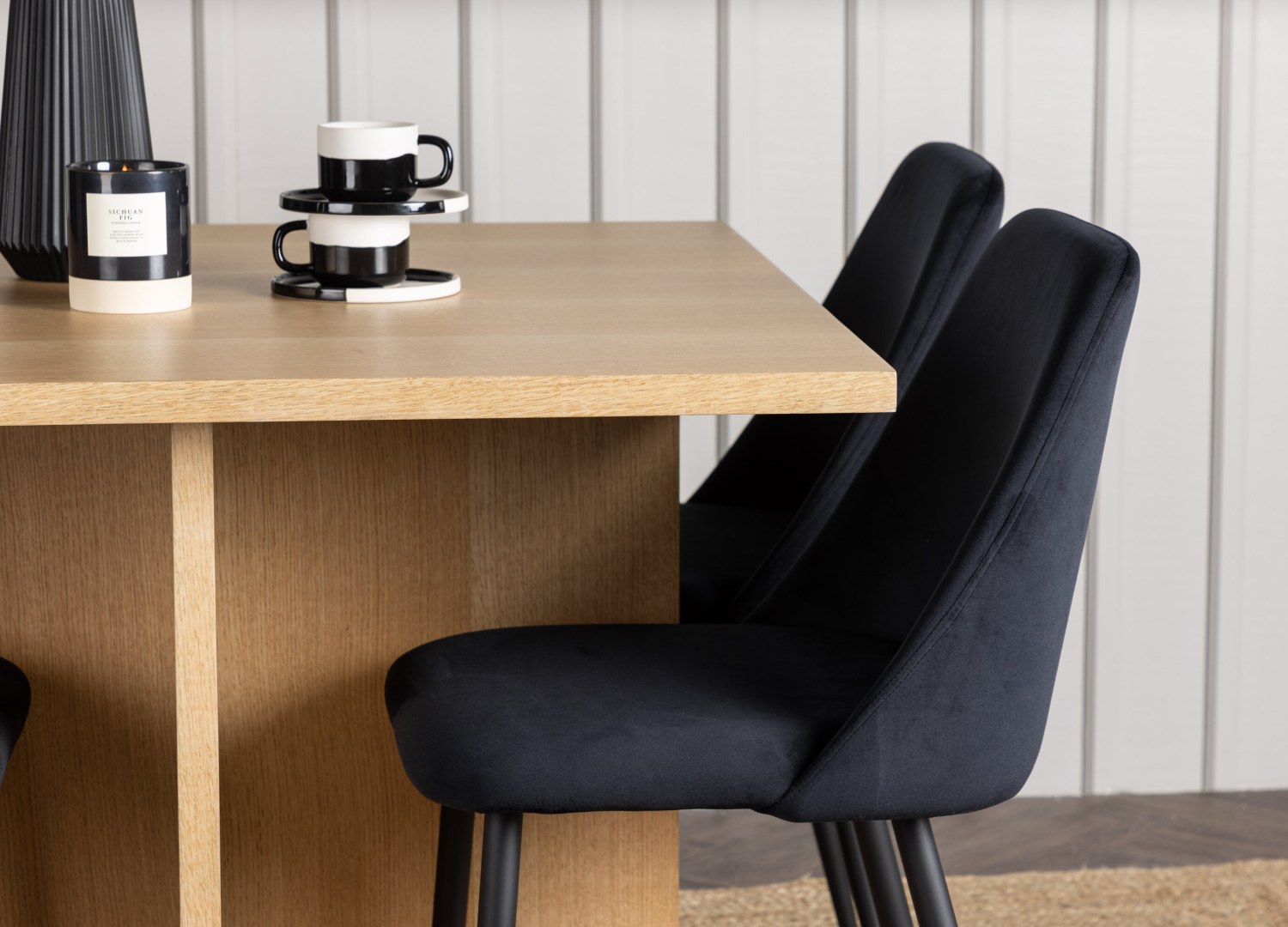 Table rectangulaire Leo et 4 chaises Night présentées dans un intérieur contemporain