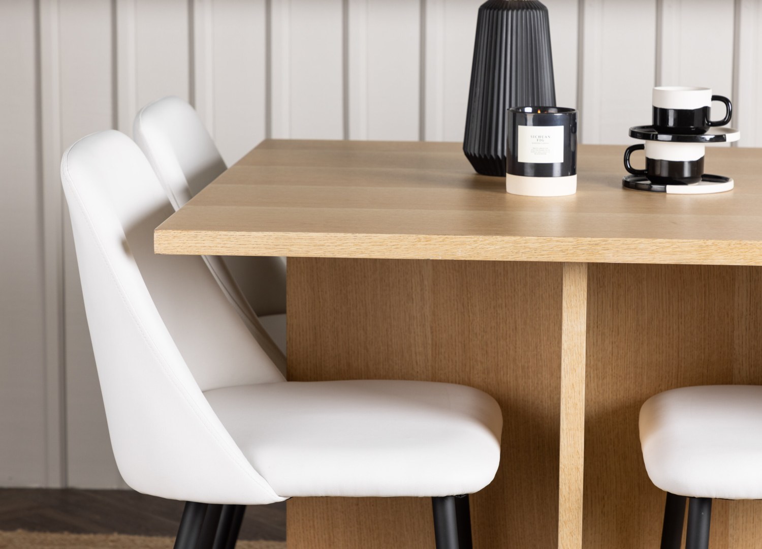 Table rectangulaire Leo et 4 chaises Night présentées dans un intérieur contemporain