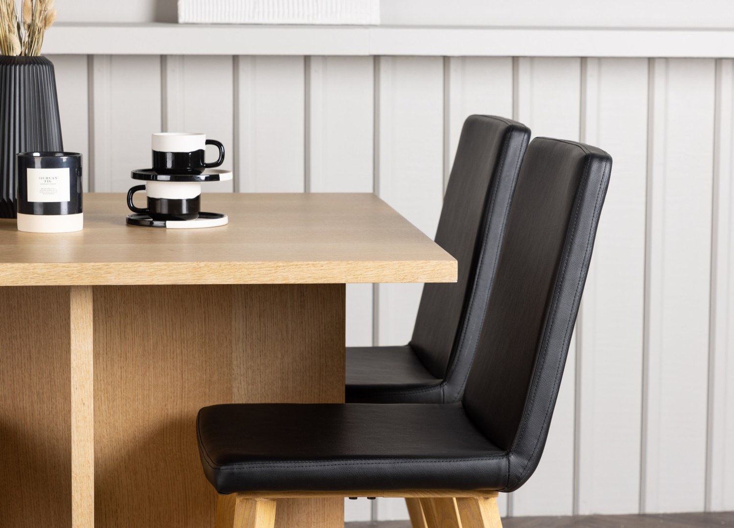 Table rectangulaire Leo et 4 chaises Today présentées dans un intérieur contemporain