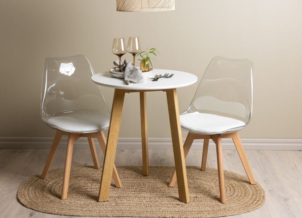 Ensemble table à manger ronde Leonora avec 2 chaises Edvin dans une salle à manger