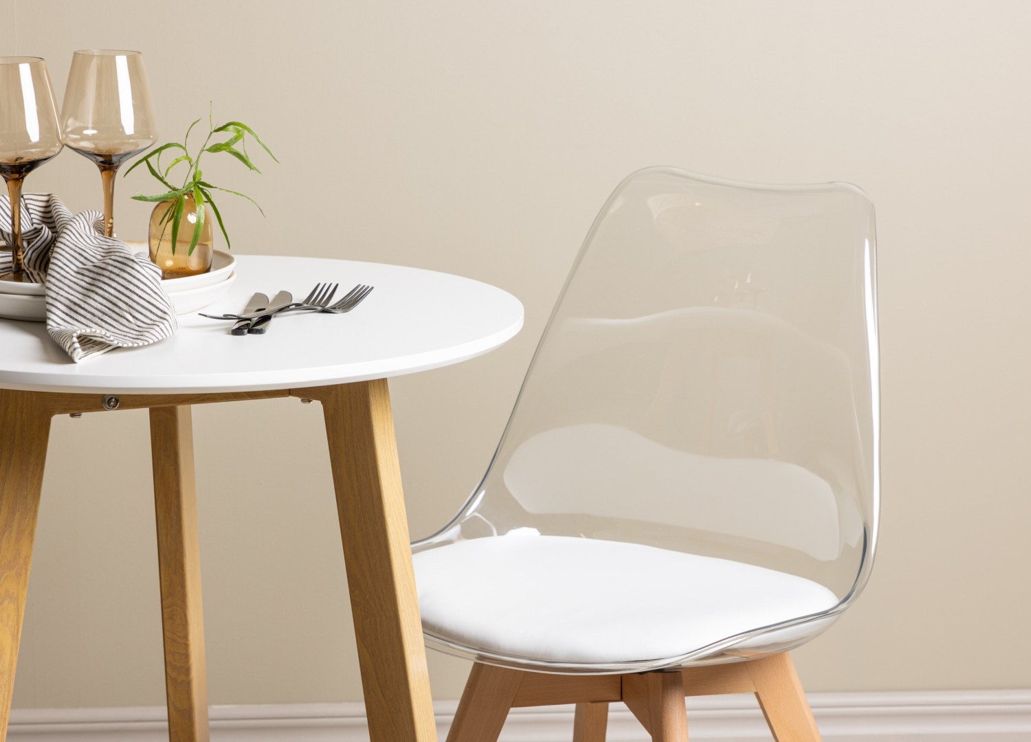 Table ronde Leonora et 2 chaises Edvin présentées dans un intérieur contemporain