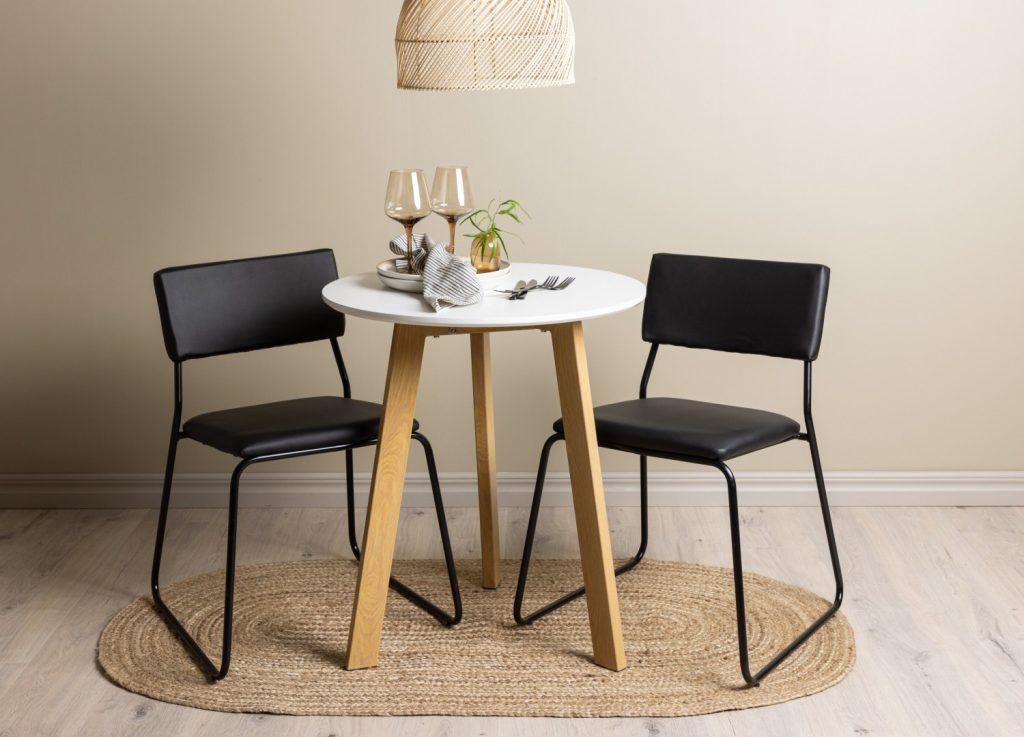 Ensemble table à manger ronde Leonora avec 2 chaises Kenth dans une salle à manger