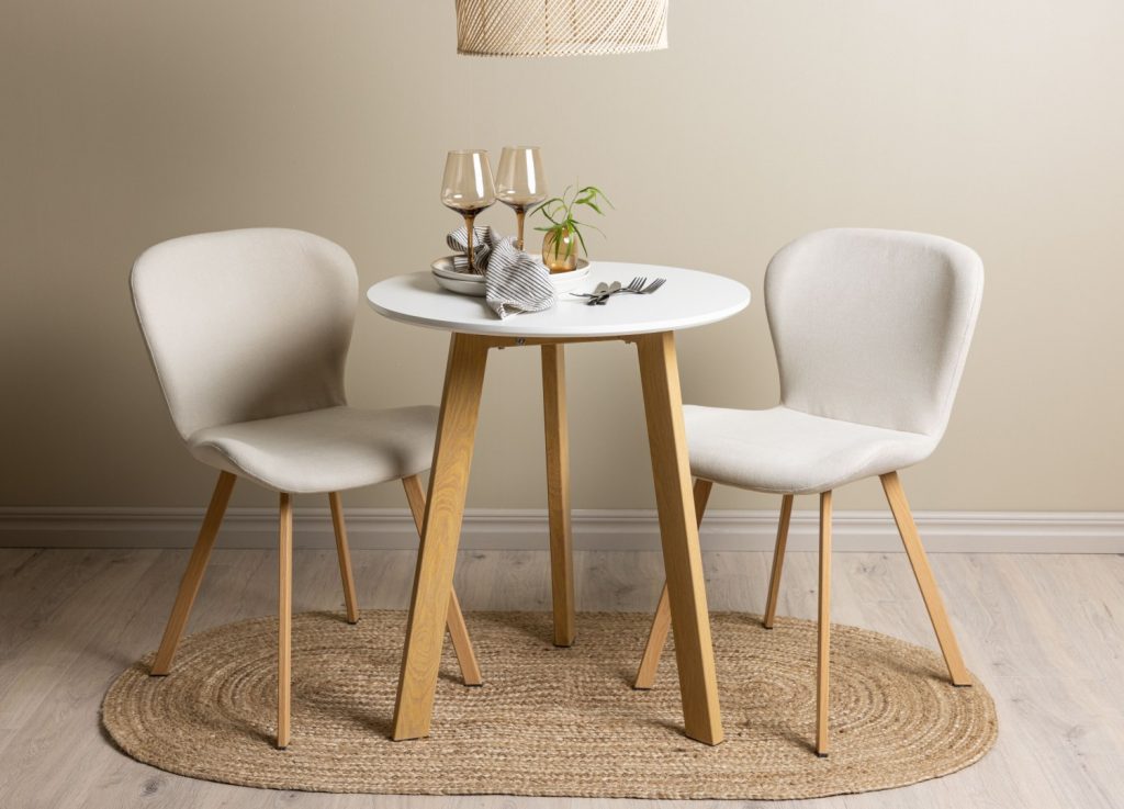 Ensemble table à manger ronde Leonora avec 2 chaises Lilja dans une salle à manger