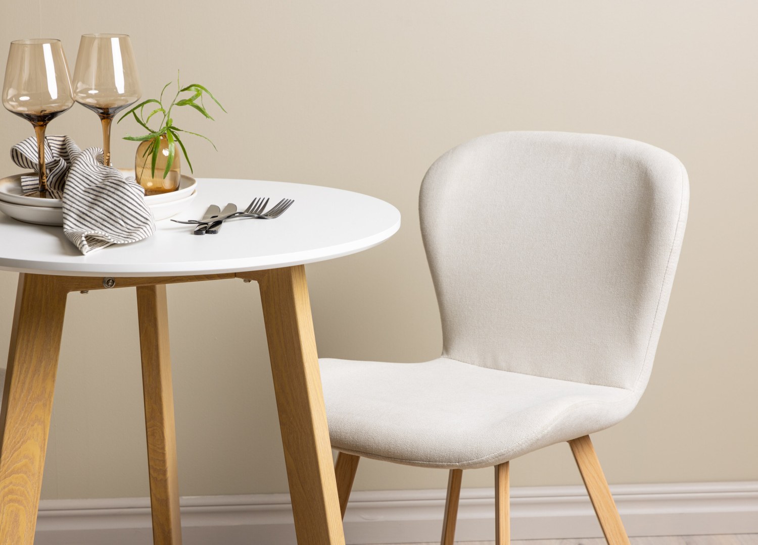 Table ronde Leonora et 2 chaises Lilja présentées dans un intérieur contemporain