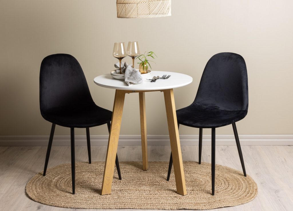 Ensemble table à manger ronde Leonora avec 2 chaises Polar dans une salle à manger