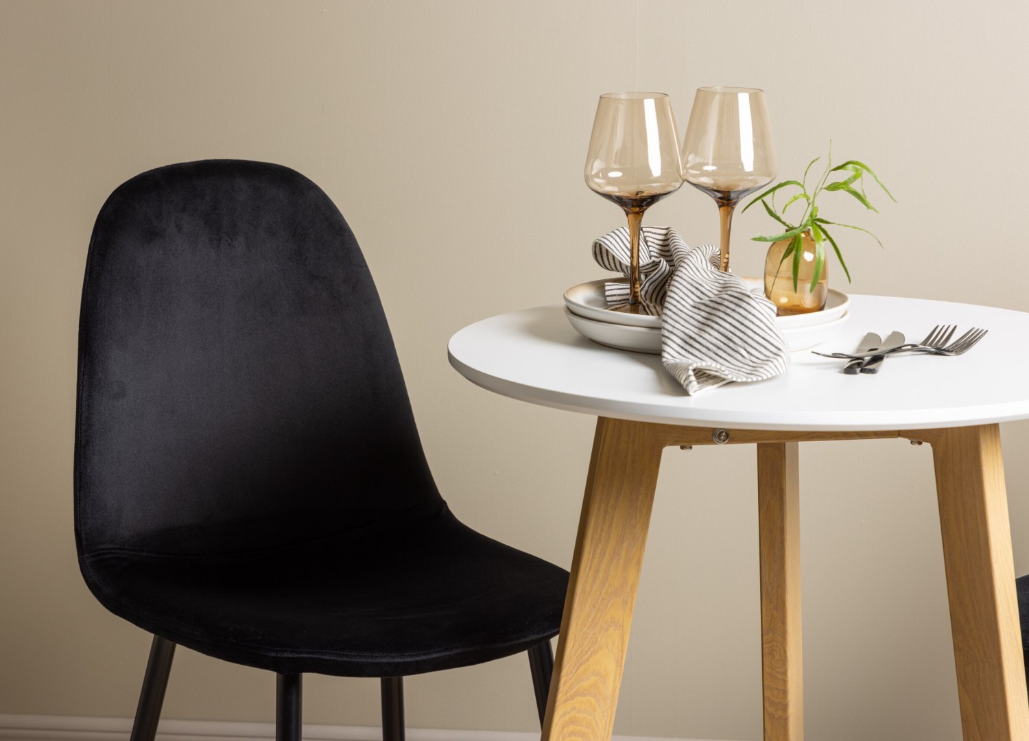 Table ronde Leonora et 2 chaises Polar présentées dans un intérieur contemporain