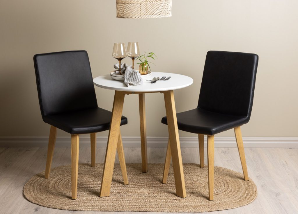 Ensemble table à manger ronde Leonora avec 2 chaises Today dans une salle à manger