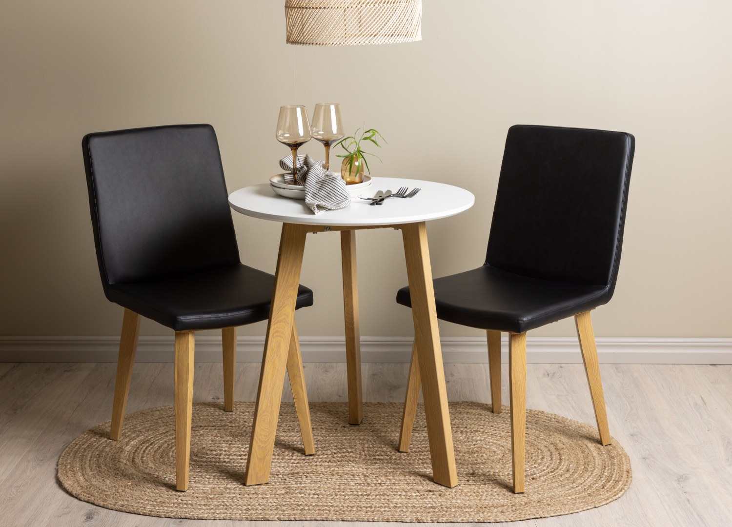 Ensemble table à manger ronde Leonora avec 2 chaises Today dans une salle à manger