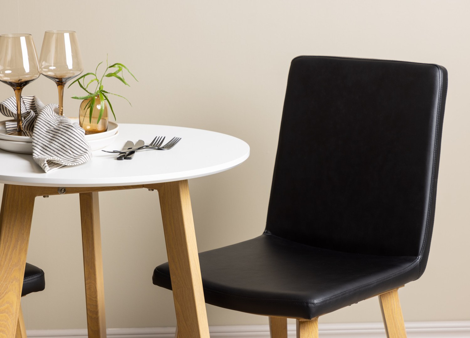 Table ronde Leonora et 2 chaises Today présentées dans un intérieur contemporain
