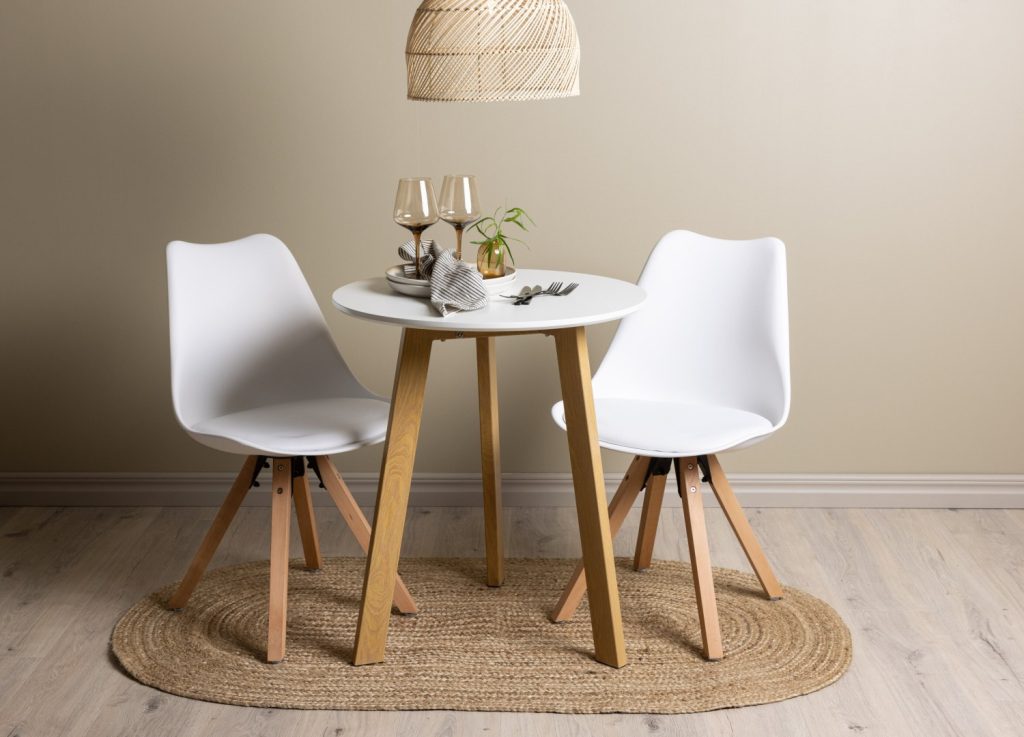 Ensemble table à manger ronde Leonora avec 2 chaises Zeno dans une salle à manger
