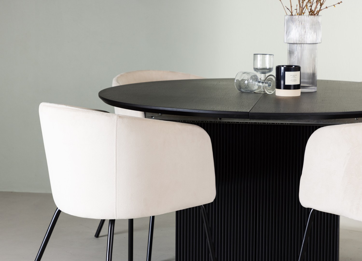 Table ronde Matilda et 4 chaises Berit présentées dans un intérieur contemporain