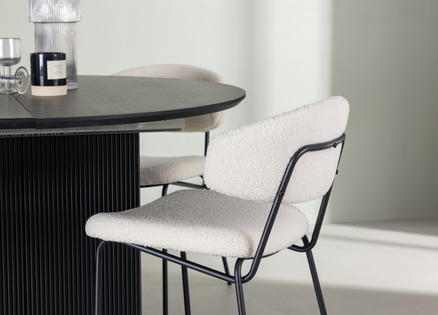 Table ronde Matilda et 4 chaises Chico présentées dans un intérieur contemporain