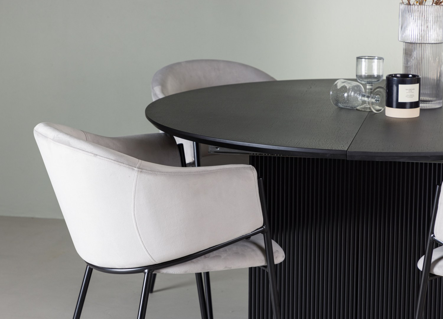 Table ronde Matilda et 4 chaises Evelina présentées dans un intérieur contemporain