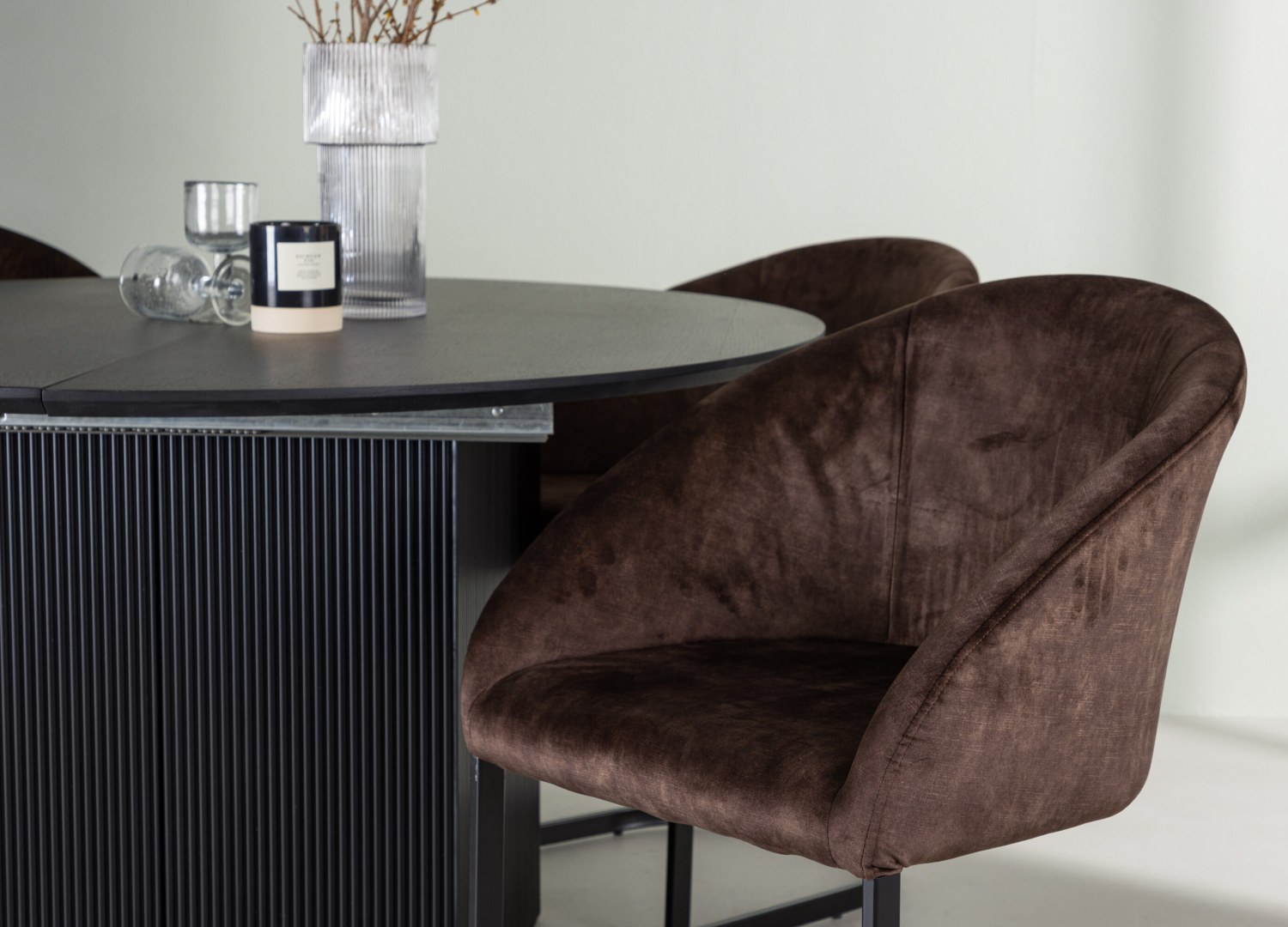 Table ronde Matilda et 4 chaises Evening présentées dans un intérieur contemporain