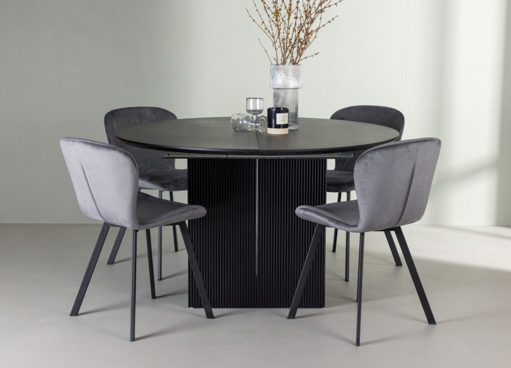 Ensemble table à manger ronde Matilda avec 4 chaises Lilja dans une salle à manger