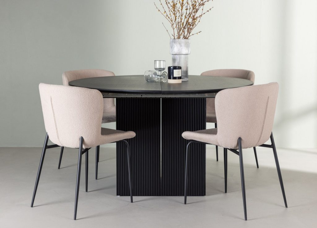 Ensemble table à manger ronde Matilda avec 4 chaises Modesto dans une salle à manger