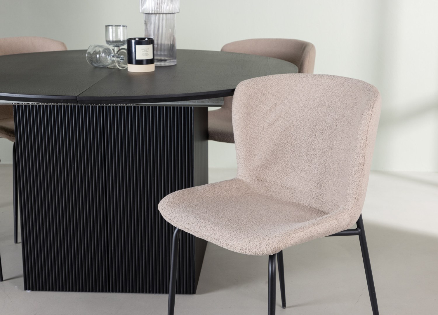Table ronde Matilda et 4 chaises Modesto présentées dans un intérieur contemporain