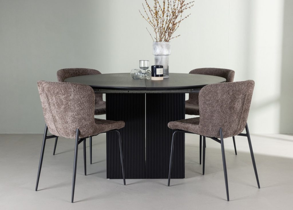 Ensemble table à manger ronde Matilda avec 4 chaises Modesto dans une salle à manger