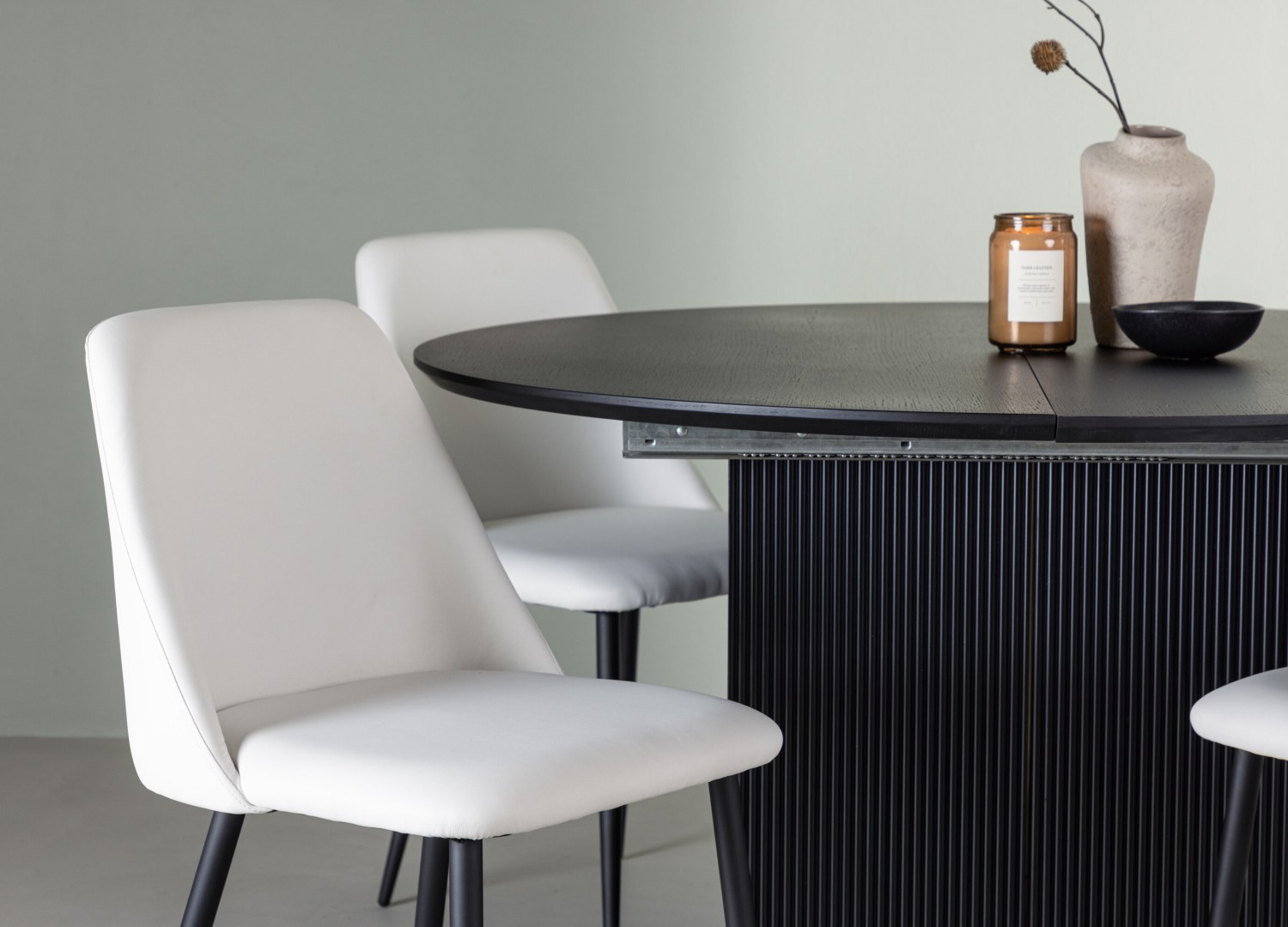 Table ronde Matilda et 4 chaises Night présentées dans un intérieur contemporain
