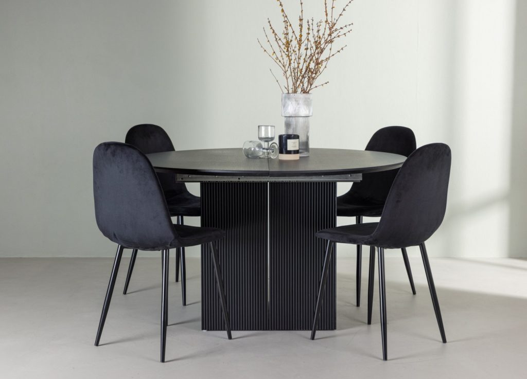 Ensemble table à manger ronde Matilda avec 4 chaises Polar dans une salle à manger
