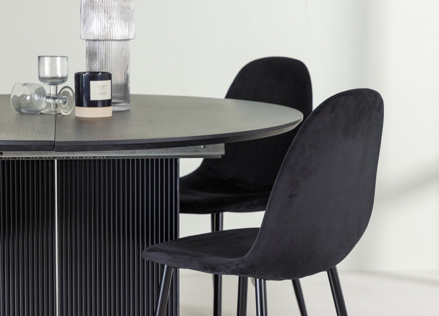 Table ronde Matilda et 4 chaises Polar présentées dans un intérieur contemporain