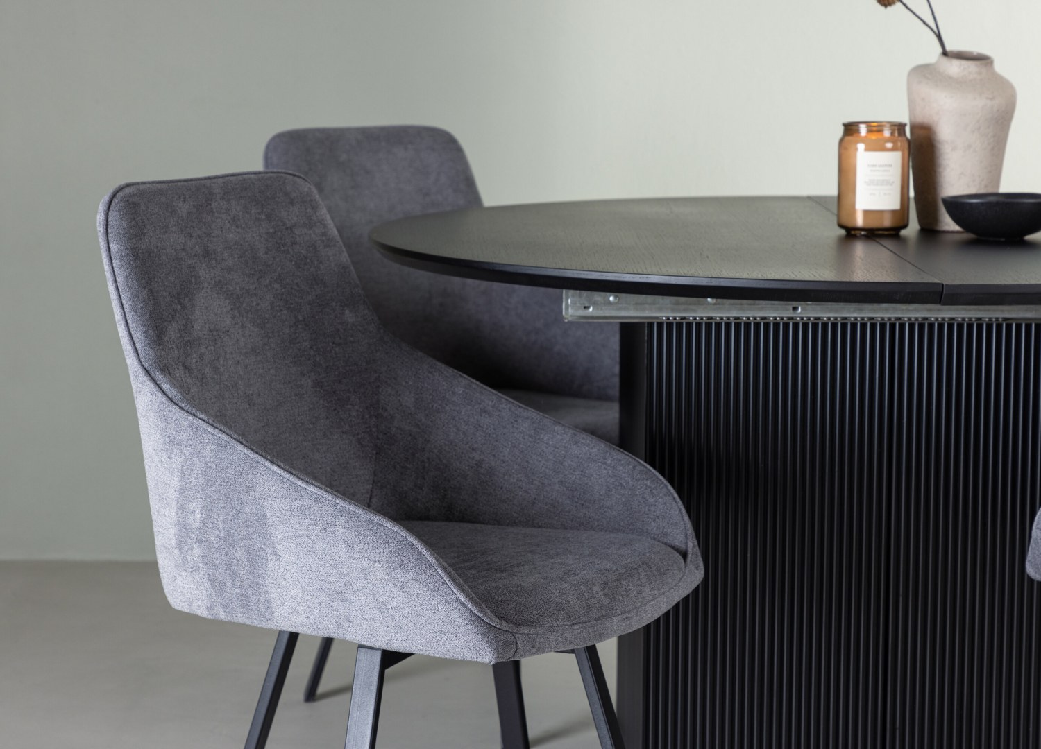 Table ronde Matilda et 4 chaises Rosie présentées dans un intérieur contemporain