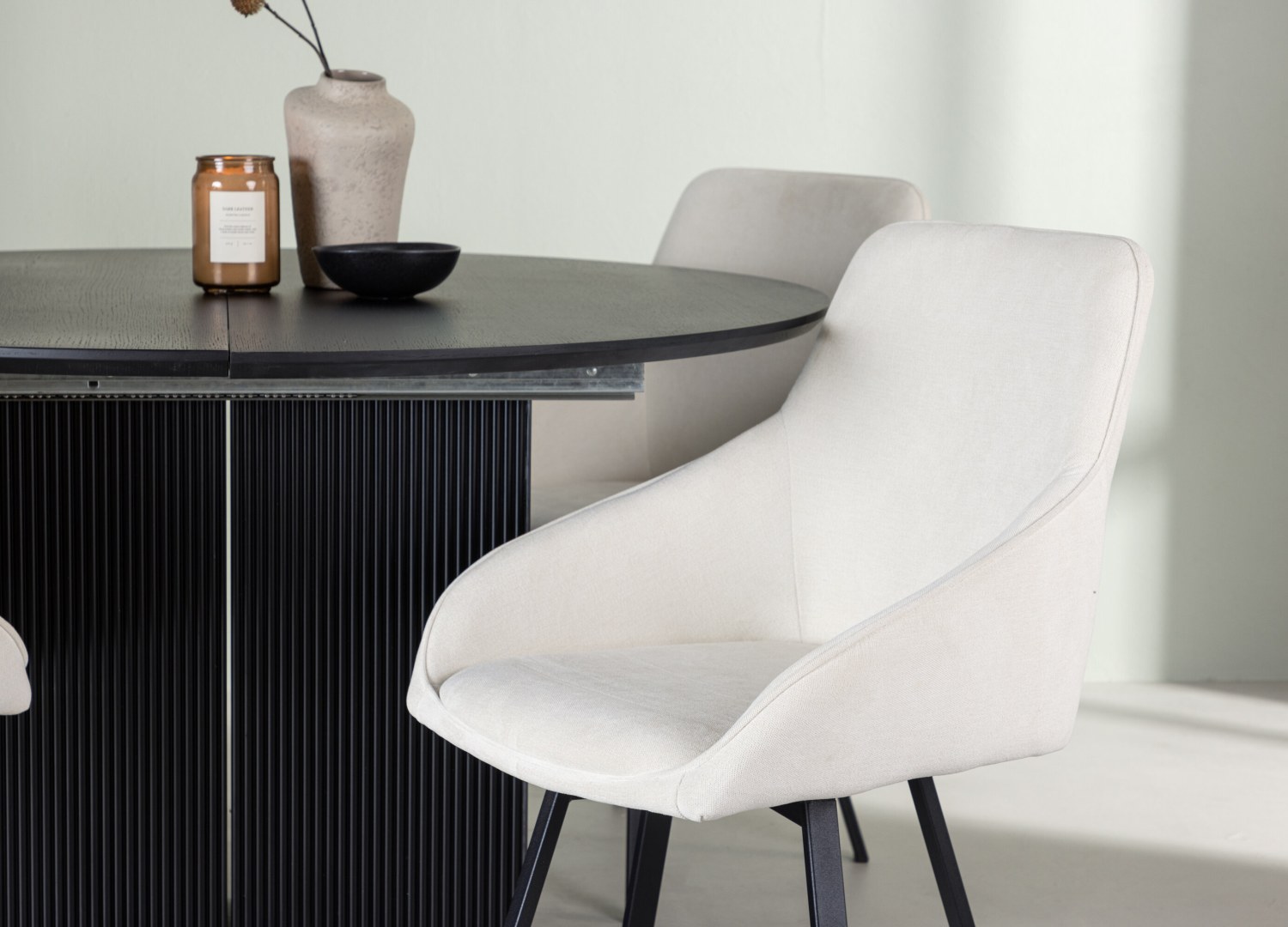 Table ronde Matilda et 4 chaises Rosie présentées dans un intérieur contemporain