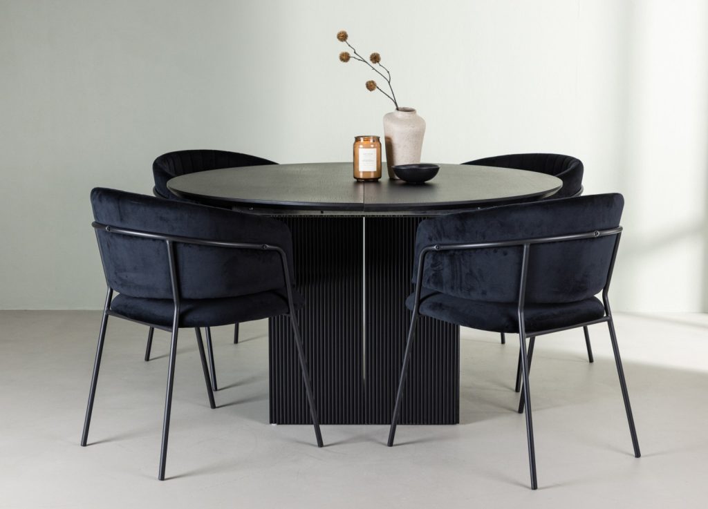 Ensemble table à manger ronde Matilda avec 4 chaises Selma dans une salle à manger