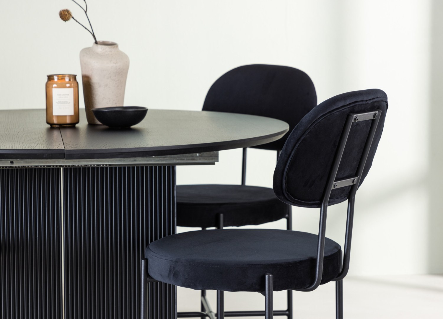 Table ronde Matilda et 4 chaises Stella présentées dans un intérieur contemporain