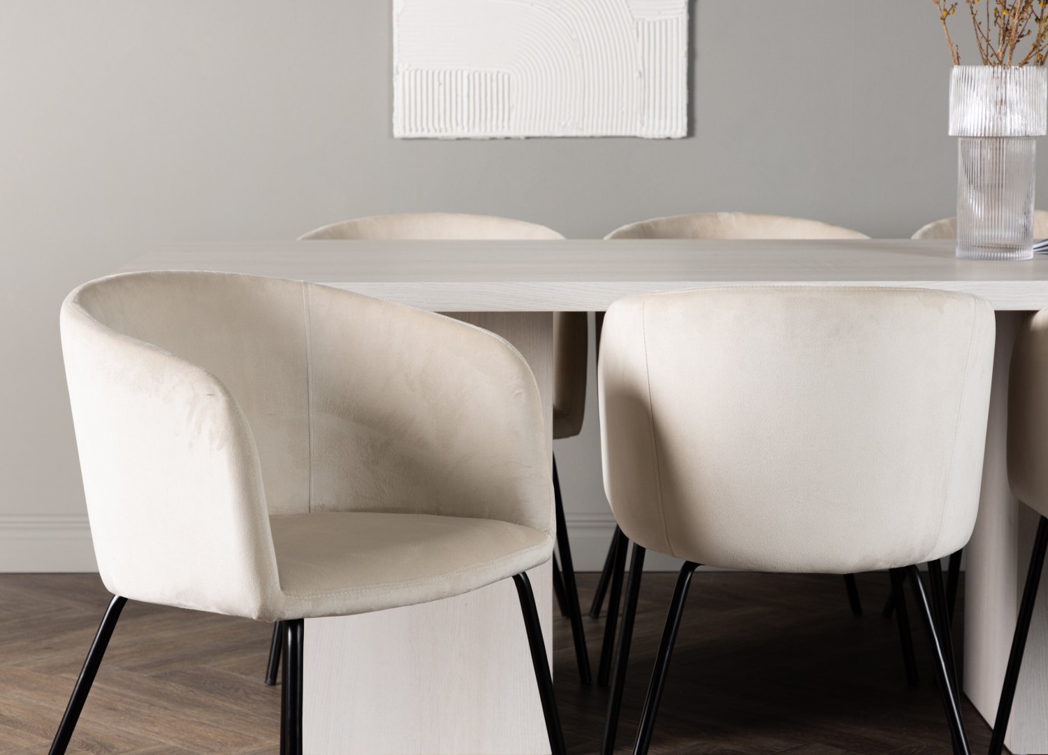 Table rectangulaire Olga et 6 chaises Berit présentées dans un intérieur contemporain
