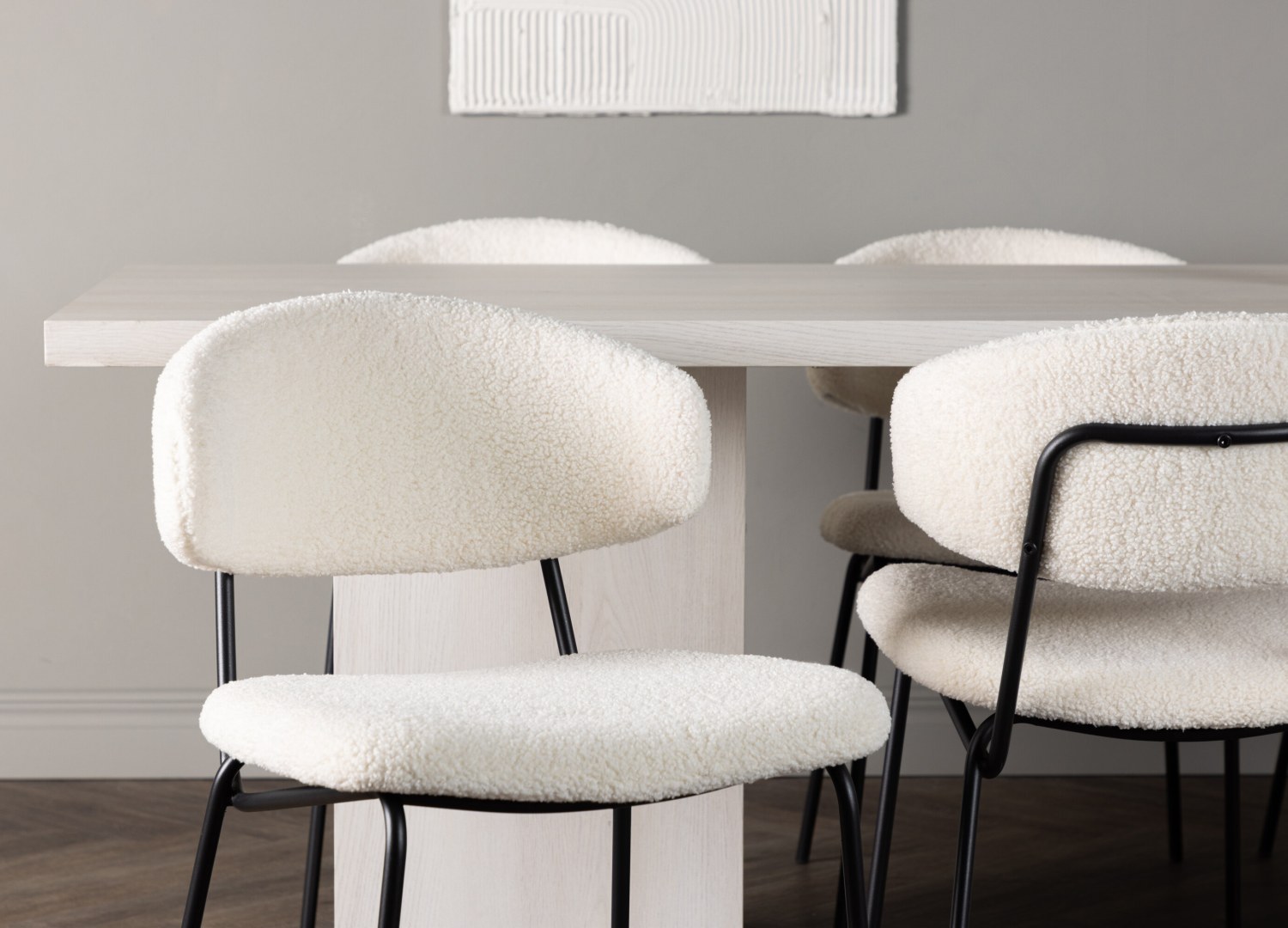 Table rectangulaire Olga et 6 chaises Chico présentées dans un intérieur contemporain