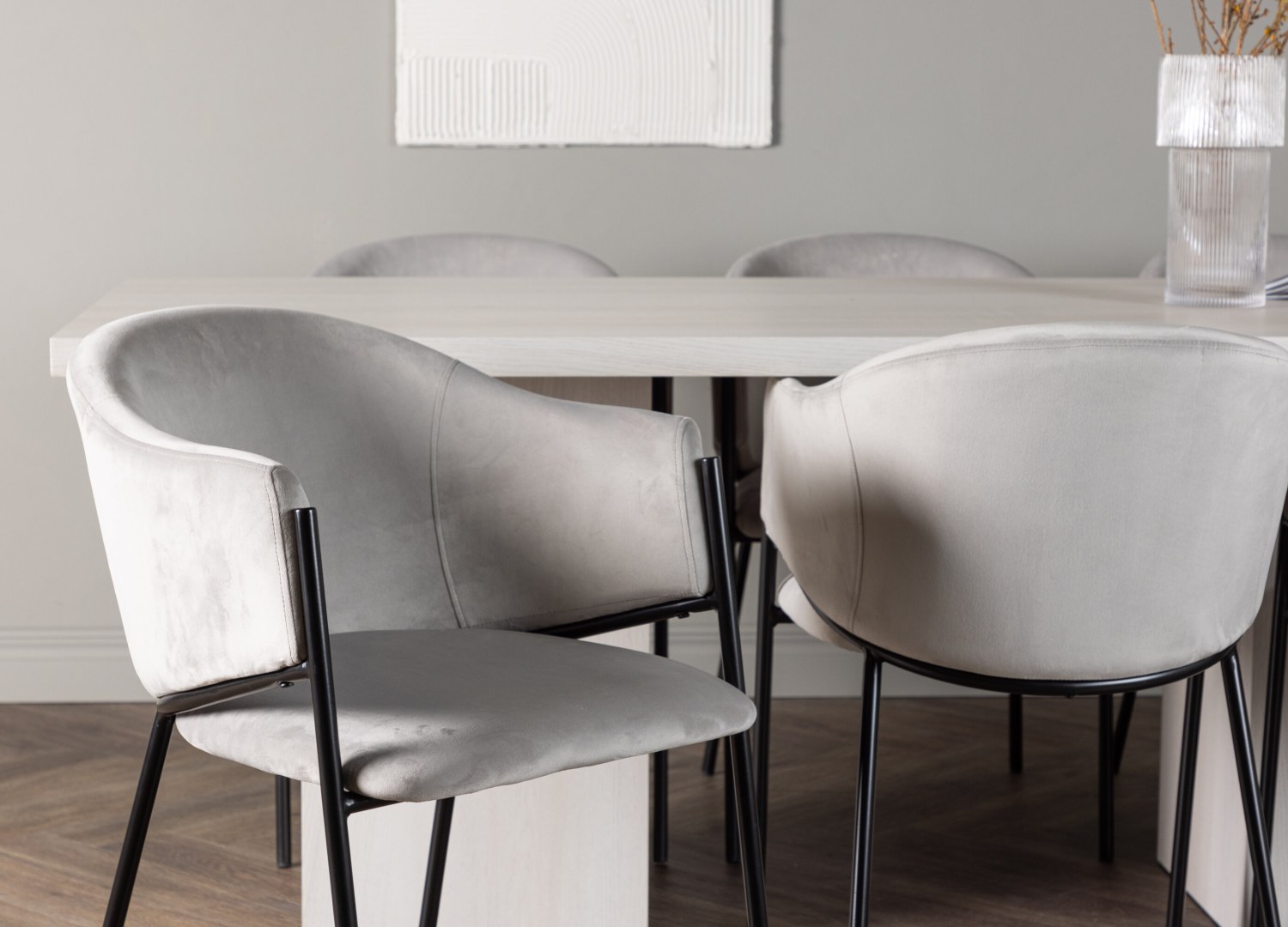Table rectangulaire Olga et 6 chaises Evelina présentées dans un intérieur contemporain