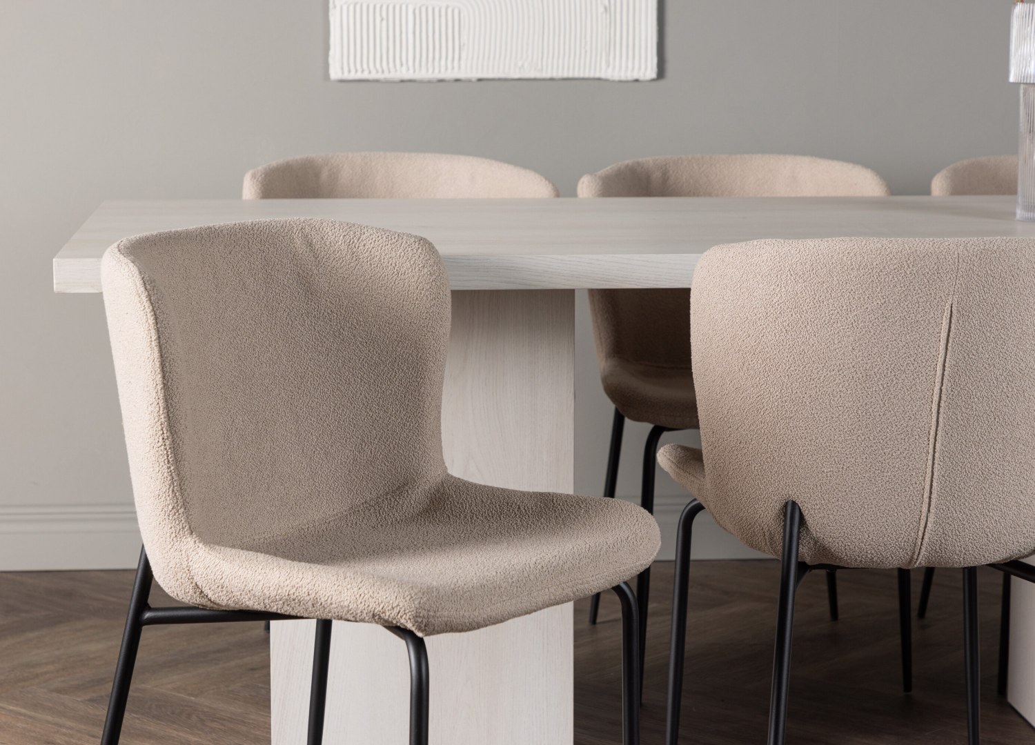Table rectangulaire Olga et 6 chaises Modesto présentées dans un intérieur contemporain