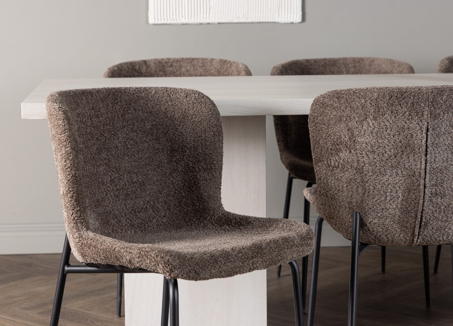 Table rectangulaire Olga et 6 chaises Modesto présentées dans un intérieur contemporain