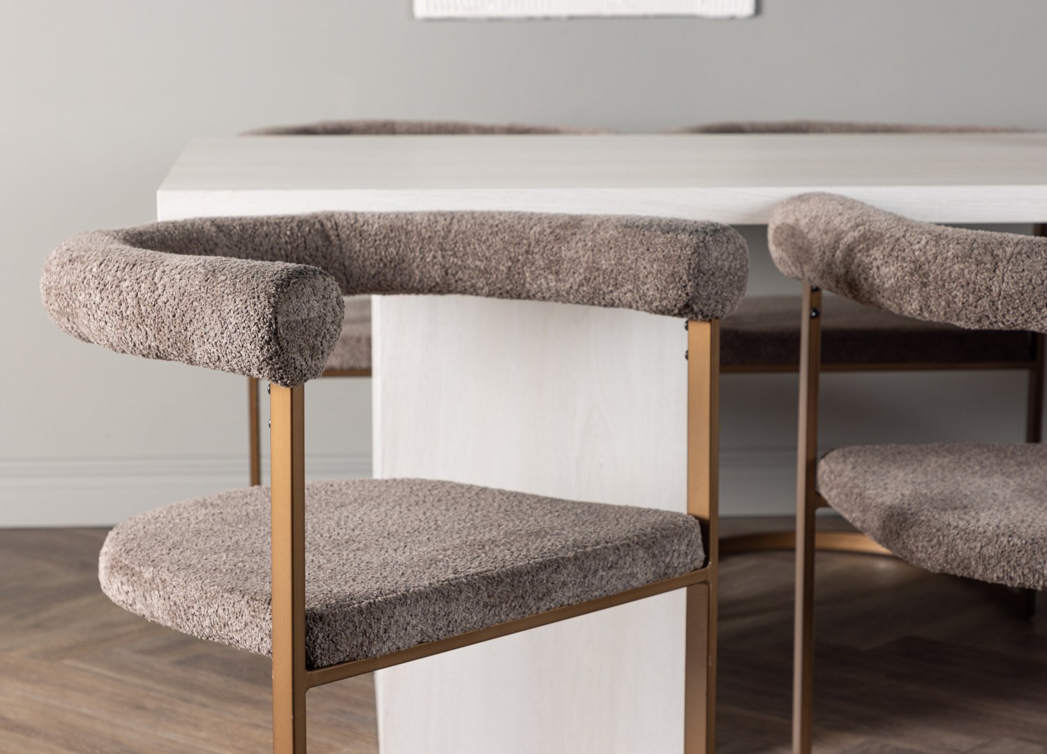 Table rectangulaire Olga et 6 chaises Morning présentées dans un intérieur contemporain