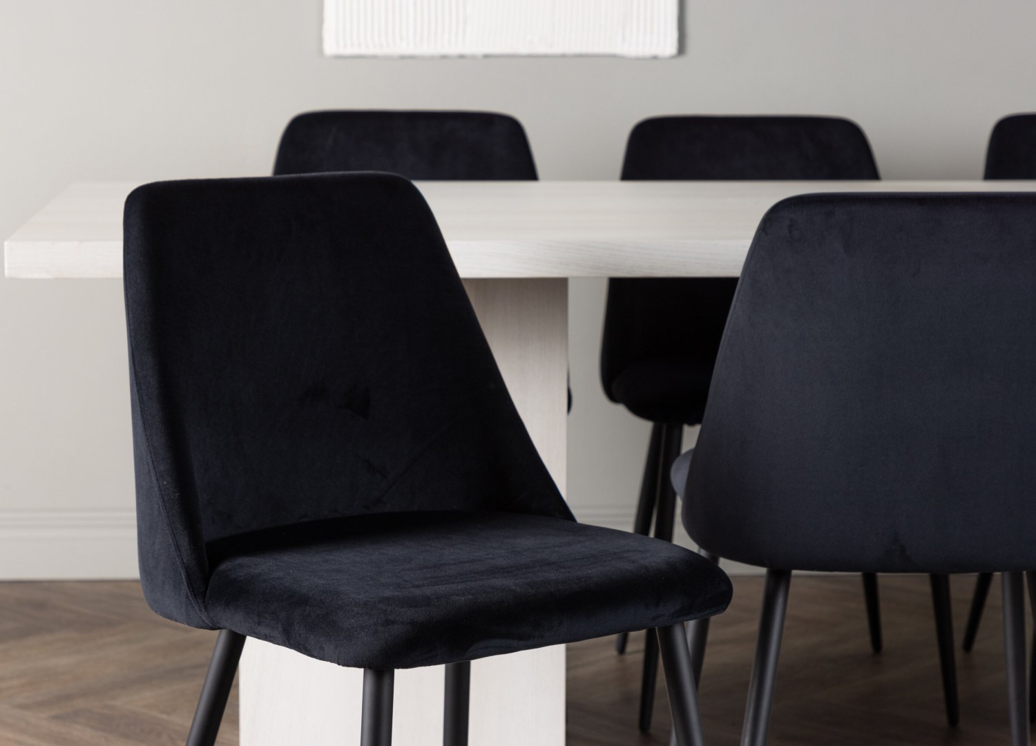 Table rectangulaire Olga et 6 chaises Night présentées dans un intérieur contemporain