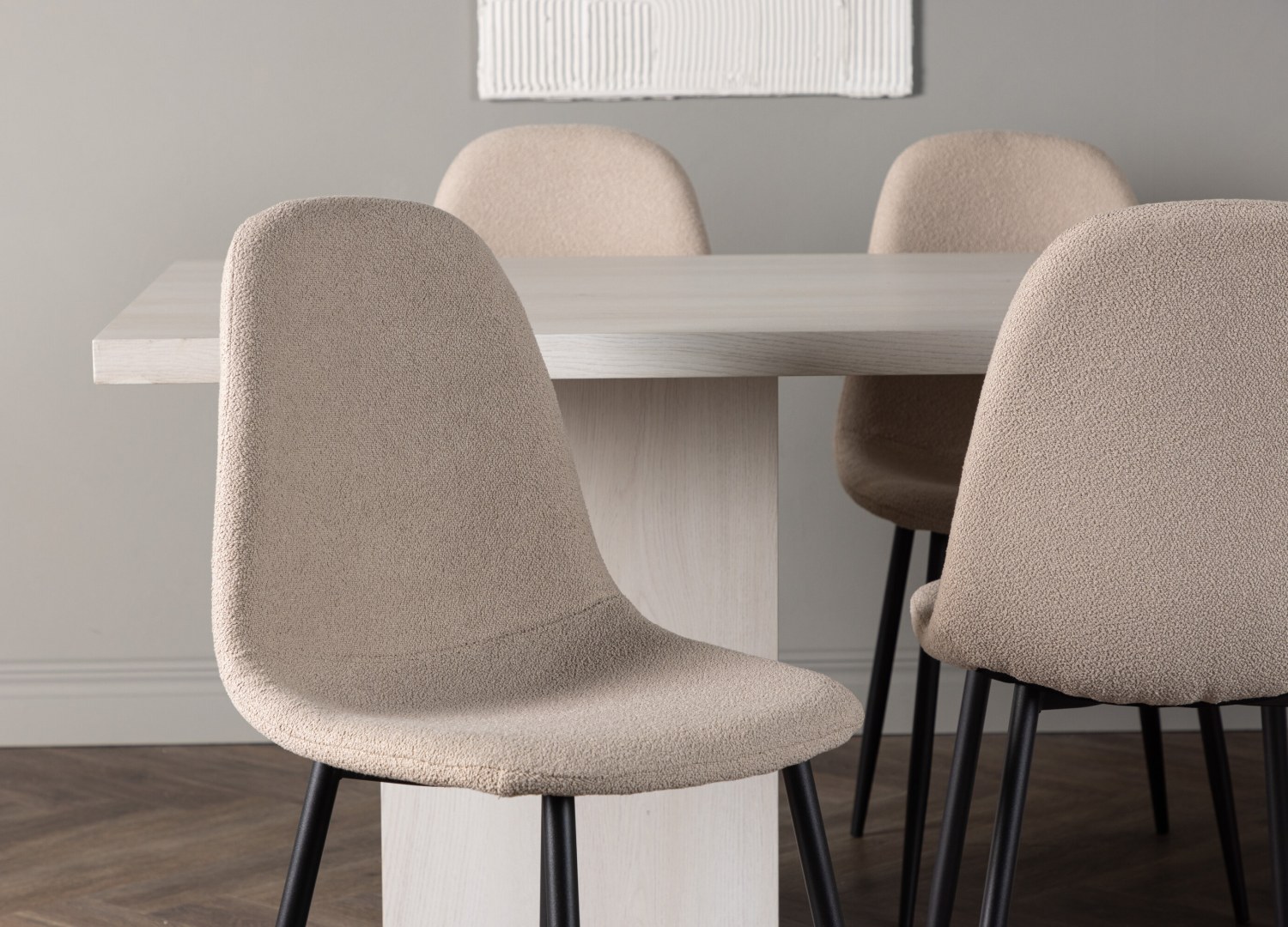 Table rectangulaire Olga et 6 chaises Polar présentées dans un intérieur contemporain