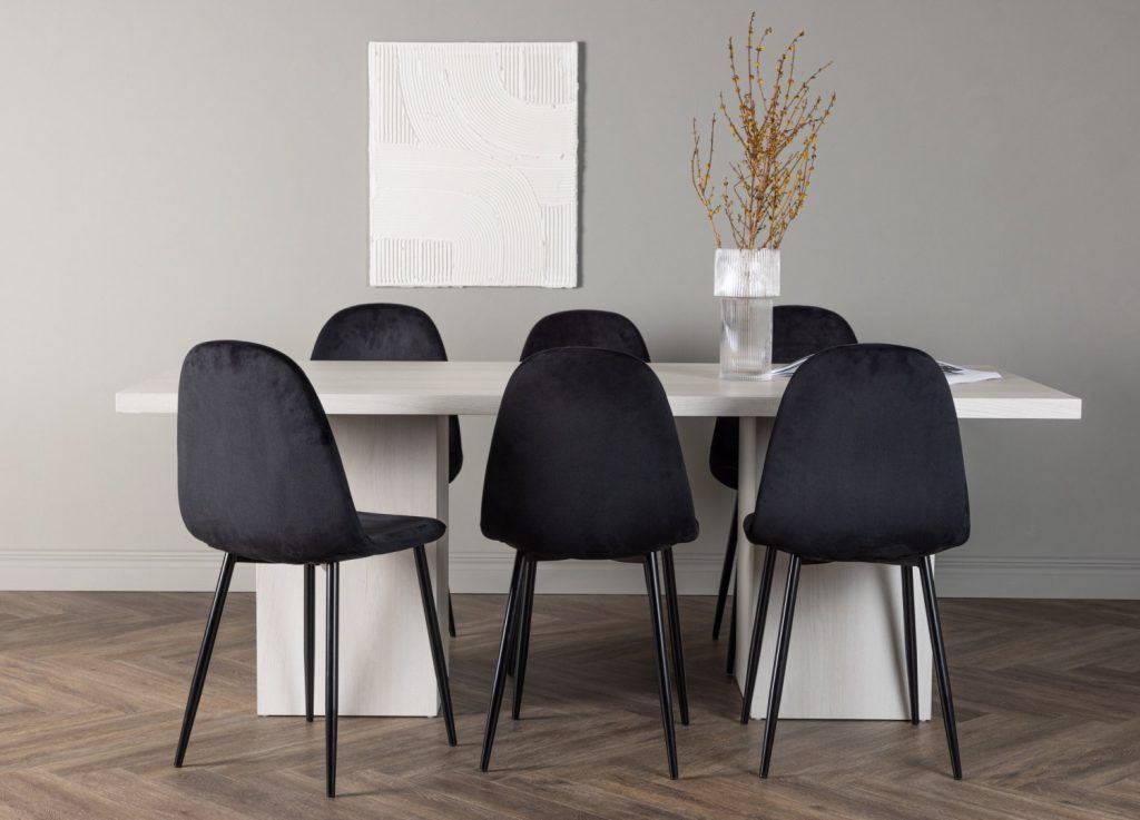 Ensemble table à manger rectangulaire Olga avec 6 chaises Polar dans une salle à manger