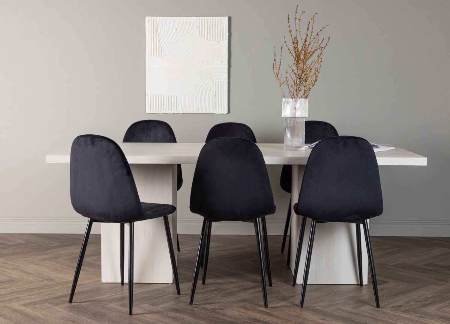 Ensemble table à manger rectangulaire Olga avec 6 chaises Polar dans une salle à manger