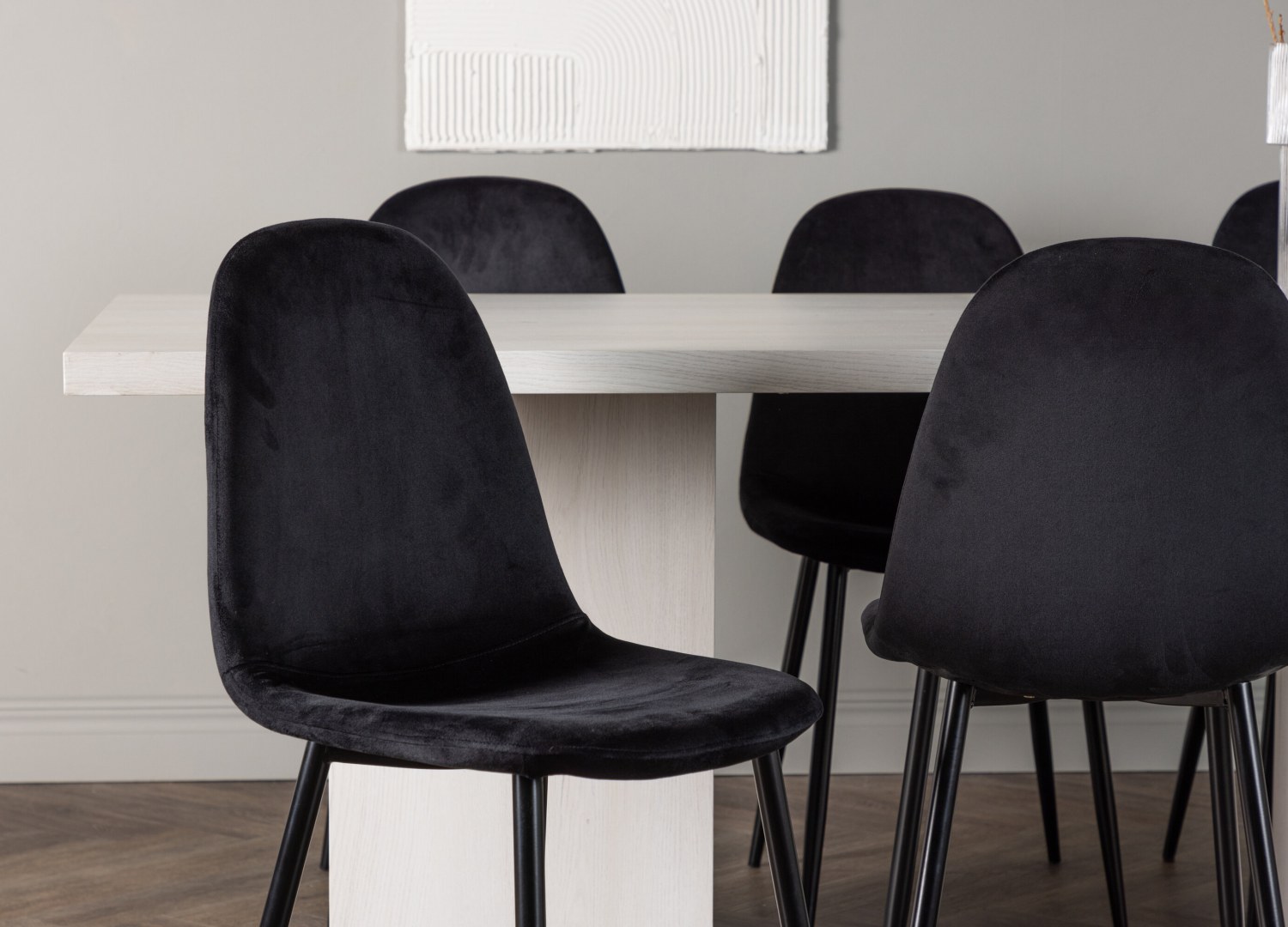 Table rectangulaire Olga et 6 chaises Polar présentées dans un intérieur contemporain