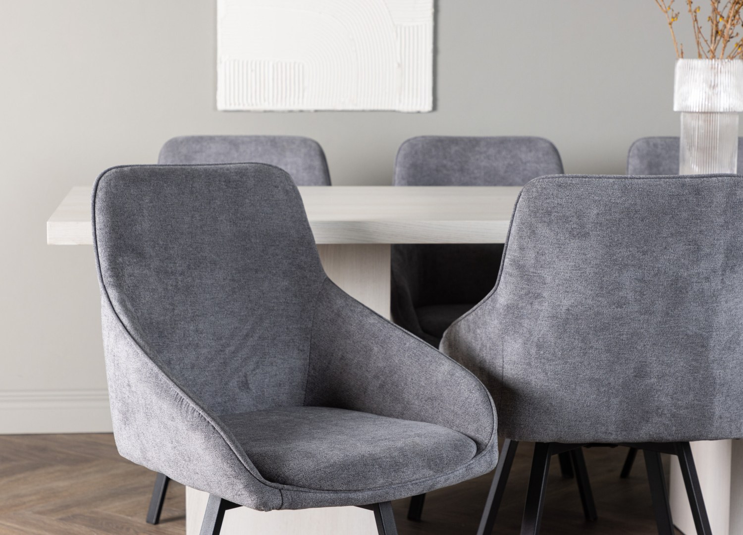 Table rectangulaire Olga et 6 chaises Rosie présentées dans un intérieur contemporain